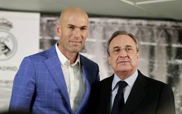 epa05087941 Real Madrid's president Florentino Perez (R) and French head coach Zinedine Zidane (L) during his presentation as new coach of the team during an act held in Santiago Bernabeu stadium in Madrid, Spain on 04 January 2016. Real Madrid and France icon Zinedine Zidane is taking over the job as Real Madrid's head coach from sacked Benitez, the Spanish first division soccer club announced on 04 January 2016.  EPA/VICTOR LERENA