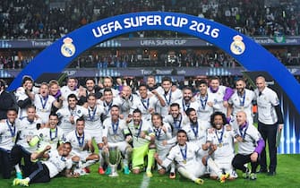Real Madrid's players celebrate with the trophy after winning the UEFA Super Cup final football match between Real Madrid CF and Sevilla FC on August 9, 2016 at the Lerkendal Stadion in Trondheim. / AFP / JONATHAN NACKSTRAND        (Photo credit should read JONATHAN NACKSTRAND/AFP/Getty Images)