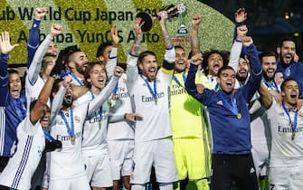 epaselect epa05680882 Real Madrid's captain Sergio Ramos (C) lifts the trophy as his teammates celebrate after winning the FIFA Club World Cup 2016 final between Real Madrid and Kashima Antlers in Yokohama, Japan, 18 December 2016. Real Madrid won 4-2 after extra time.  EPA/YUYA SHINO