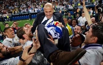 MALAGA, SPAIN - MAY 21: Zinedine Zidane, Manager of Real Madrid celebrates with his players after being crowned champions following the La Liga match between Malaga and Real Madrid at La Rosaleda Stadium on May 21, 2017 in Malaga, Spain.  (Photo by Gonzalo Arroyo Moreno/Getty Images)