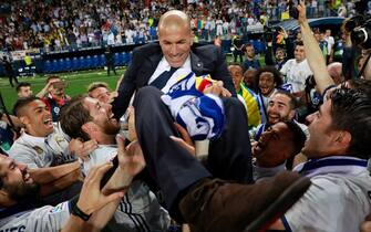 TEAMS_686420166 MALAGA, SPAIN - MAY 21: Zinedine Zidane, Manager of Real Madrid celebrates with his players after being crowned champions following the La Liga match between Malaga and Real Madrid at La Rosaleda Stadium on May 21, 2017 in Malaga, Spain. (Photo by Gonzalo Arroyo Moreno/Getty Images)