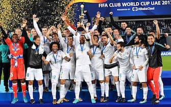 epa06394244 Real Madrid's captain Sergio Ramos (C) lifts the trophy as his teammates celebrate after the FIFA Club World Cup final between Real Madrid and Gremio Porto Alegre in Abu Dhabi, United Arab Emirates, 16 December 2017. Real Madrid won 1-0.  EPA/MARTIN DOKOUPIL