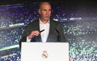 epa07429550 French Zinedine Zidane delivers a speech during his presentation as the new Real Madrid's head coach at Santiago Bernabeu stadium in Madrid, Spain, 11 March 2019. Zidane comes back to Real Madrid after 278 days and will replace Argentinian Santiago Hernan Solari and signs until 2022.  EPA/BALLESTEROS