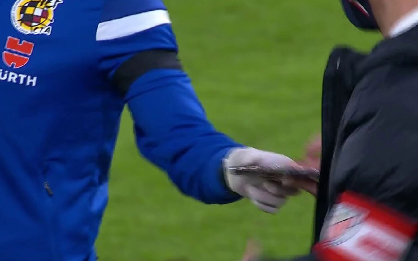 L'arbitro Pizarro a sua volta porta il telefono al quarto uomo, che lo consegna allo staff dell'Huesca Pulido