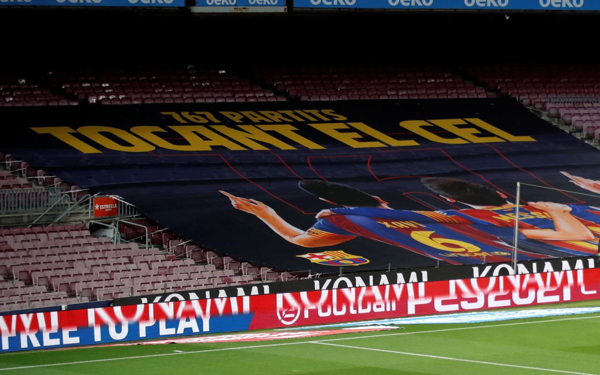 "Toccando il cielo", lo striscione al Camp Nou per Messi e Xavi "Toccando il cielo", lo striscione al Camp Nou per Messi e Xavi