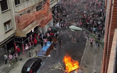 Caos a Bilbao, scontri tra tifosi e polizia basca
