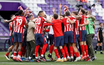 epa09220819 Atletico Madrid's players celebrate winning LaLiga title at the end of the Primera Division LaLiga match between Valladolid and Atletico Madrid held at Jose Zorrilla Stadium in Valladolid, Spain, 22 May 2021. Atletico Madrid won 1-2 against Real Valladolid.  EPA/Ballesteros