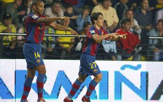 FC Barcelona's Bojan Krkic (R) celebrates his goal with French Thierry Henry during their Spanish league football match against Villarreal at Madrigal Stadium in Valencia 20 October 2007. AFP PHOTO/Diego Tuson (Photo credit should read DIEGO TUSON/AFP via Getty Images)