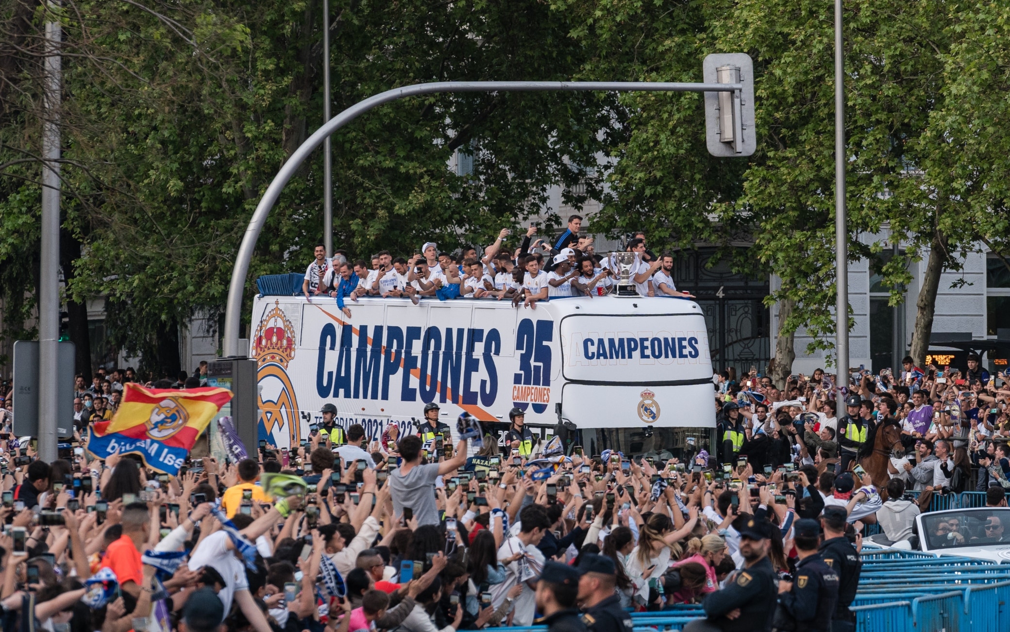 Real Madrid campione di Spagna, che festa a Plaza de Cibeles. FOTO