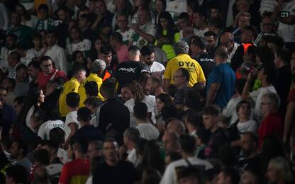 Malore tifosa, Benzema interrompe la partita