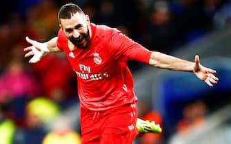 epa07326040 Real Madrid's striker Karim Benzema celebrates after scoring the 3-1 lead during the Spanish La Liga soccer match between RCD Espanyol and Real Madrid in Barcelona, Spain, 27 January 2019.  EPA/QUIQUE GARCIA