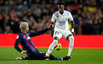Vinicius Jr (Real Madrid CF) duels for the ball against Ronald Araujo (FC Barcelona) during La Liga football match between FC Barcelona and Real Madrid CF, at Camp Nou Stadium in Barcelona, Spain, on March 19, 2023. Foto: Siu Wu.
