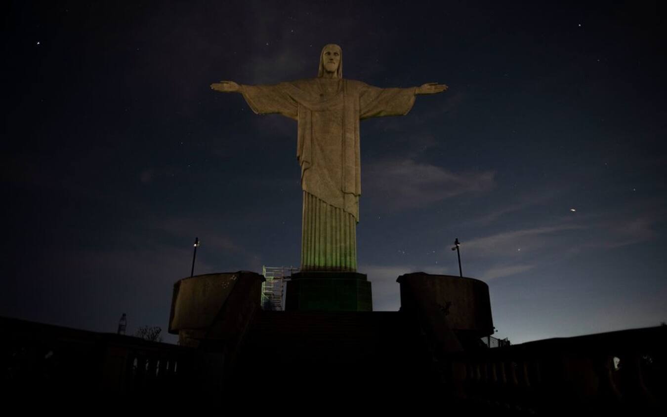 Cristo Redentore spento a Rio