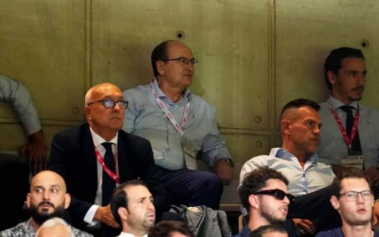 I dirigenti del Siviglia seduti in un'altra ala dello stadio