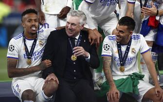 epa09983470 Real Madrid's head coach Carlo Ancelotti (C) celebrates with his players after winning the UEFA Champions League final between Liverpool FC and Real Madrid at Stade de France in Saint-Denis, near Paris, France, 28 May 2022.  EPA/MOHAMMED BADRA