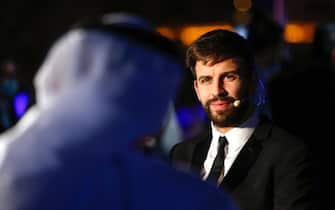 epa08906801 Gerard Pique of FC Barcelona talks to media at the 2020 Dubai Football Gala & Globe Soccer Awards Ceremony as part of the Globe Soccer Conference during the 15th edition of Dubai International Sports Conference at Armani Luxury Hotel in Dubai, United Arab Emirates, 27 December 2020.  EPA/ALI HAIDER