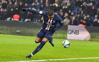 Magia Mbappé, gol di tacco in Psg-Nantes. VIDEO