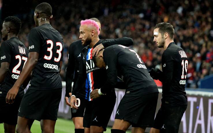 Neymar, nuovo look che porta bene al PSG: ha i capelli rosa. FOTO | Sky