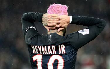 Neymar cambia ancora look: capelli rosa. FOTO