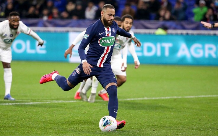 La rete di Neymar dal dischetto in Lione-Psg 1-5