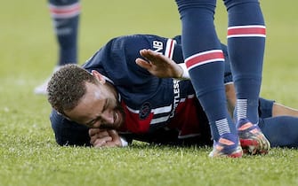epa08882860 Paris Saint Germain's Neymar Jr reacts in pain during the French Ligue 1 soccer match between PSG and Lyon at the Parc des Princes stadium in Paris, France, 13 December 2020.  EPA/YOAN VALAT