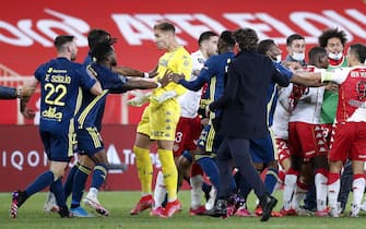 epa09174811 Monaco's goalkeeper Benjamin Lecomte (C) argues with Lyon players at the end of the French Ligue 1 soccer match between AS Monaco and Olympique Lyonnais at the Louis II stadium in Monaco, 02 May 2021.  EPA/SEBASTIEN NOGIER