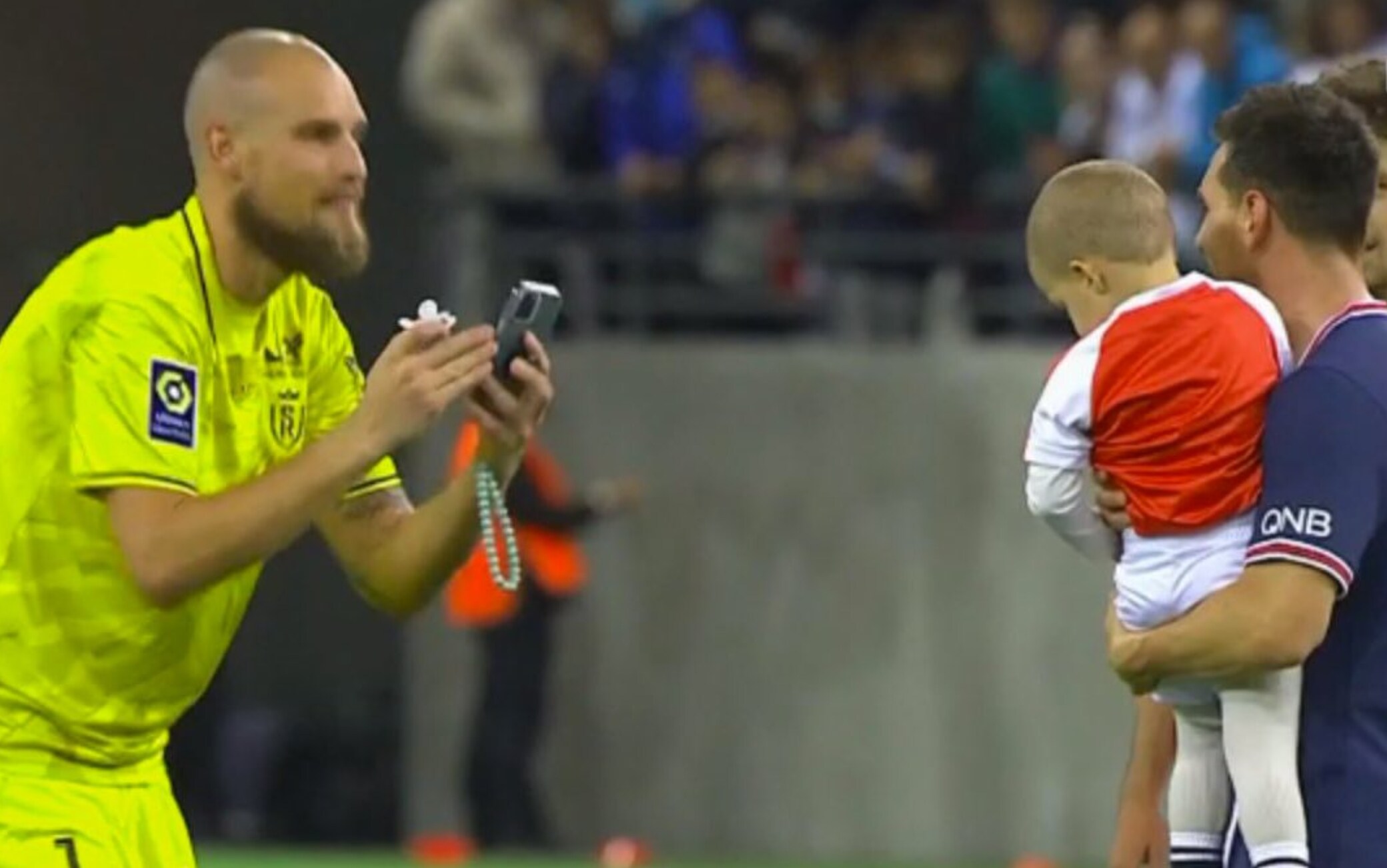 Messi debutta col Psg, Rajkovic gli chiede una foto insieme al figlio