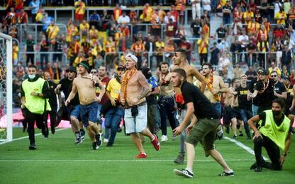 Caos in Lens-Lille, invasione e scontri tra tifosi