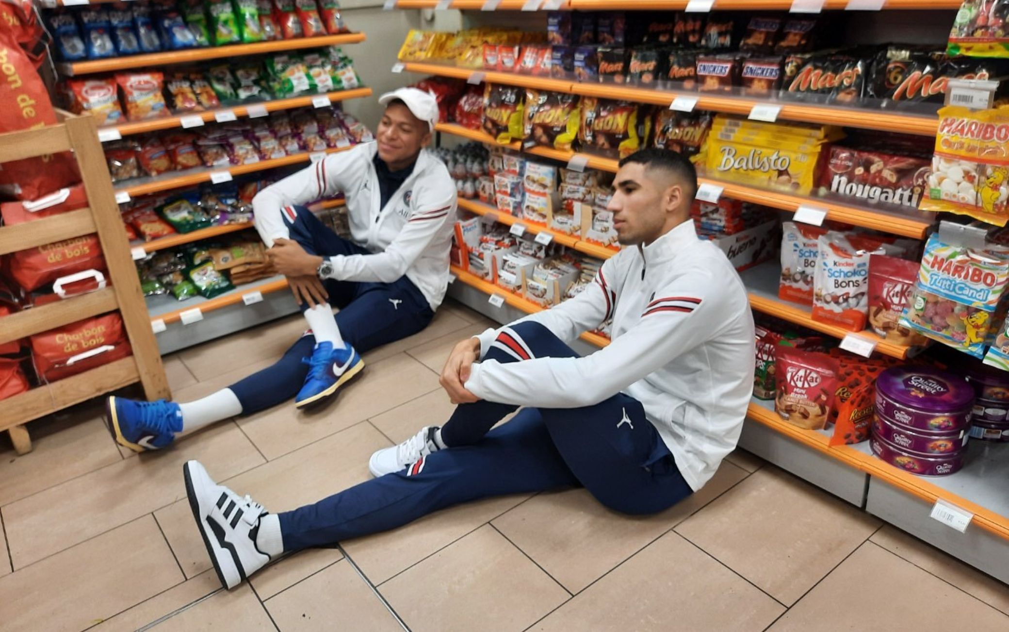 Psg, volo cancellato: la foto di Hakimi e Mbappé per terra al ...