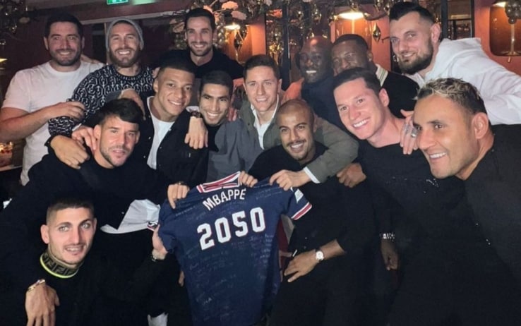 Psg, per Mbappè regalo dai compagni per il compleanno: la maglia del 2050 |  Sky Sport