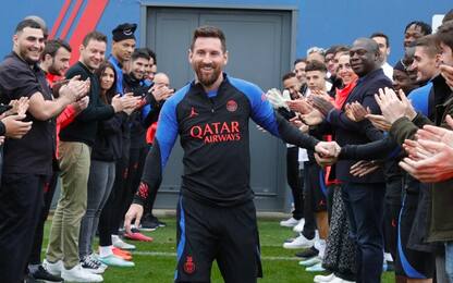 Messi è tornato al Psg: applausi e premio per Leo