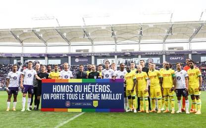 Rifiutano maglia anti-omofobia: esclusi dal match