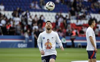 epa10671238 Paris Saint Germain's Lionel Messi warms up wearing a t-shirt in support of injured player Sergio Rico prior to the French Ligue 1 soccer match between Paris Saint Germain and Clermont Foot 63 in Paris, France, 03 June 2023.  EPA/CHRISTOPHE PETIT TESSON