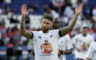 epa10671240 Paris Saint Germain's Sergio Ramos reacts as he warms up wearing a t-shirt in support of injured player Sergio Rico prior to the French Ligue 1 soccer match between Paris Saint Germain and Clermont Foot 63 in Paris, France, 03 June 2023.  EPA/CHRISTOPHE PETIT TESSON