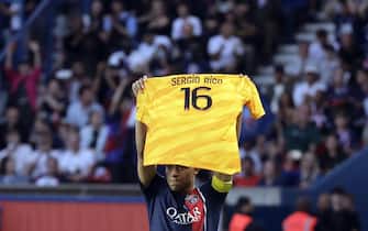 epa10671352 Paris Saint Germain's Kylian Mbappe holds a Sergio Rico jersey after he converted a penalty to score the 2-0 goal during the French Ligue 1 soccer match between Paris Saint Germain and Clermont Foot 63 in Paris, France, 03 June 2023.  EPA/CHRISTOPHE PETIT TESSON