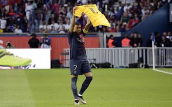 epa10671353 Paris Saint Germain's Kylian Mbappe holds a Sergio Rico jersey after he converted a penalty to score the 2-0 goal during the French Ligue 1 soccer match between Paris Saint Germain and Clermont Foot 63 in Paris, France, 03 June 2023.  EPA/CHRISTOPHE PETIT TESSON