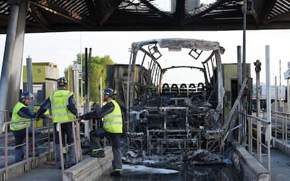 Scontri prima di Psg-Lione, un casello in fiamme