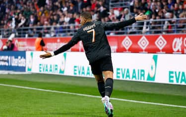 Magico Mbappé: tre gol al Reims e il Psg è primo
