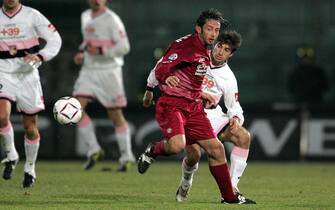 ©Stefano D'Errico / LaPresse
06-03-2005 Livorno
Sport Calcio
Livorno Palermo campionato serie A 2004 2005
Nella foto CLAUDIO GRAUSO CONTRASTATO DA FRANCO BRIENZA