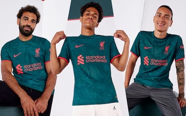 Il Liverpool presenta la terza maglia ufficiale