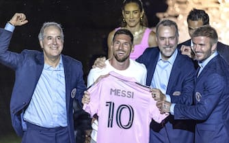epaselect epa10750691 The Seven-time Ballon d’Or winner and World Cup Champion, Lionel Messi holds the Inter Miami CF Jersey (C) next to Inter Miami CF Managing Owner Jorge Mas (L), Jose Mas, and Inter Miami CF Co-Owner David Beckham (R) during the 'La PresentaSion' event hosted by Inter Miami CF at the Inter Miami CF and DRV PNK Stadium in Fort Lauderdale, Florida, USA, 16 July 2023. 'La PresentaSion' is an event to unveiling the team's newest signing, soccer icon Lionel Messi.  EPA/CRISTOBAL HERRERA-ULASHKEVICH