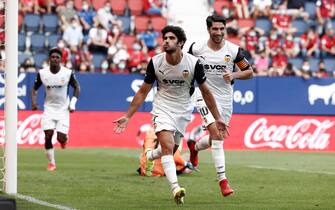epa09463892 Valencia's Goncalo Guedes (C) celebrates after scoring the 3-1 lead during the Spanish La Liga soccer match between CA Osasuna and Valencia CF at El Sadar stadium in Pamplona, northern Spain, 12 September 2021.  EPA/Jesus Diges