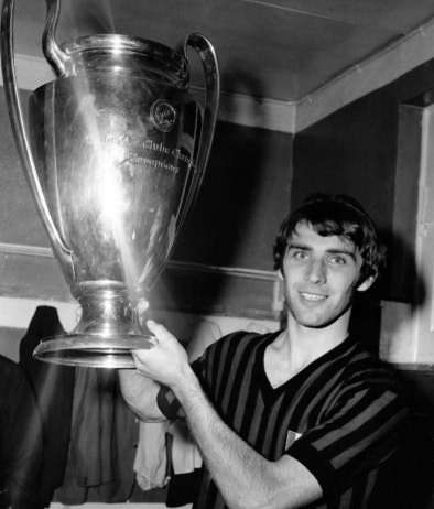 Maggio 1969, Pierino Prati posa con la Coppa dei Campioni alla fine della partita Milan-Ajax 4-1 Prati