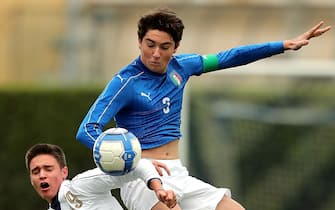 FLORENCE, ITALY - JANUARY 11: Christian Dalle Mura of Italy U16 blue in action against Nicolo' Cudrig of Italy white "Torneo dei Gironi" Italian Football Federation U16 Tournament at Coverciano on January 11, 2018 in Florence, Italy.  (Photo by Gabriele Maltinti/Getty Images)