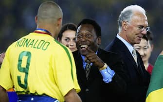 YOKOHAMA - JUNE 30:  Brazil legend Pele congratulates  Ronaldo of Brazil after the Germany v Brazil, World Cup Final match played at the International Stadium Yokohama in Yokohama, Japan on June 30, 2002. Brazil won 2-0. (Photo by David Cannon/Getty Images)