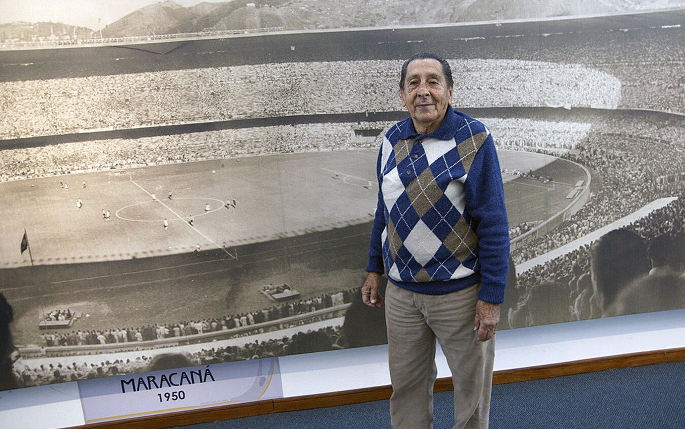 Alcides Ghiggia "posa" con il Maracanà Alcides Ghiggia "posa" con il Maracanà
