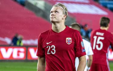 OSLO, NORWAY - OCTOBER 08: Erling Braut Haaland of Norway looks on during the UEFA Euro qualifier Semi-Finals between Norway v Serbia at Ullevaal Stadion on October 8, 2020 in Oslo, Norway. (Photo by Trond Tandberg/Getty Images)