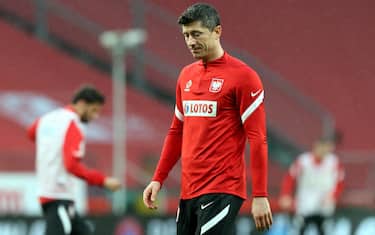 epa09101515 Polish national soccer team player Robert Lewandowski warms up during their team's training session at the Legia Warsaw Municipal Stadium in Warsaw, Poland, 27 March 2021. Poland will play against Andora in a Group I of FIFA World Cup Qatar 2022 qualifier on 28 March.  EPA/Leszek Szymanski POLAND OUT