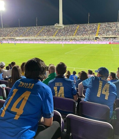 Tifosi allo stadio di Firenze con la maglia di Federico Chiesa