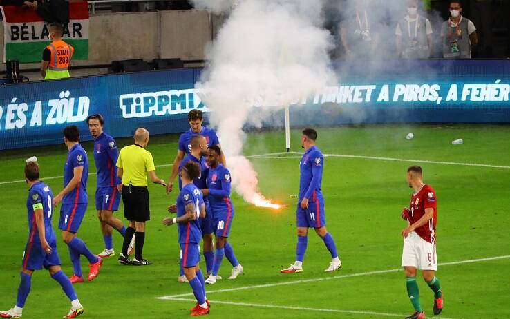 I fumogeni lanciati all'indirizzo dei giocatori inglesi dopo lo 0-3